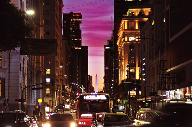 퇴근길 꽉 막힌 도로도 아름답게 만드는 오벨리스코