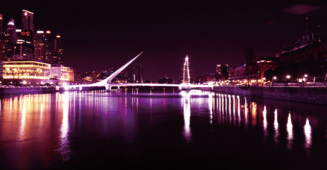 도시의 야경과 어우러진 여인의 다리 풍경