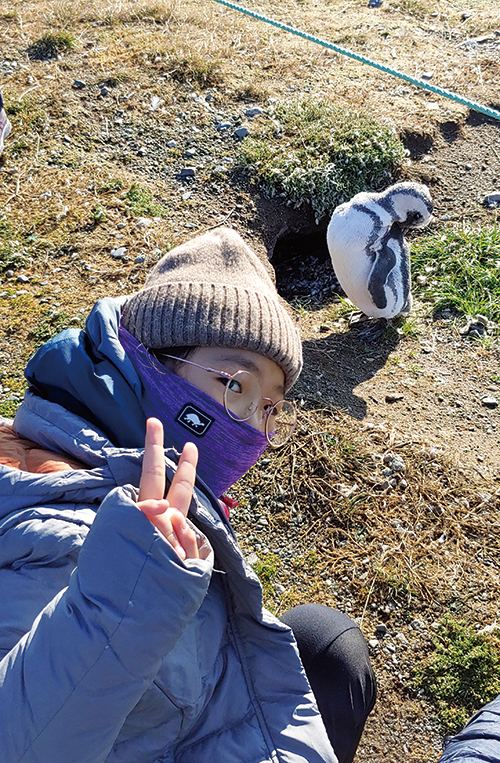 펭귄과 포즈를 취하는 민주