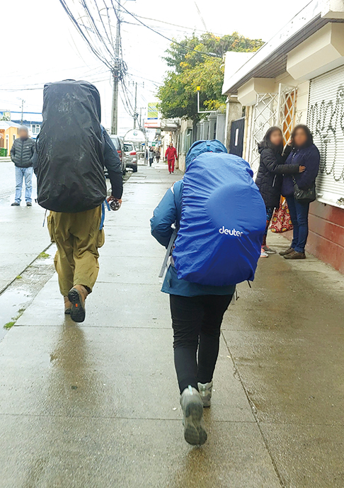 자신의 짐은 자기가 짊어져야 한다는 것을 몸으로 배우는 아이