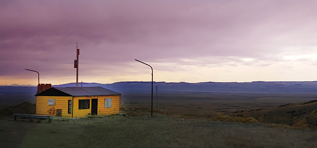 빈 들판에 서 있는 건물, 관공서일 가능성이 높다. 사람이 산다면 정말 외로울 듯