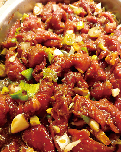 한국돈 3000원 정도 가격의 소고기다. 간장불고기 양념한 고기를 먹으면 한국같다