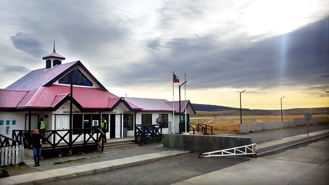 국경이다. 칠레 국기가 휘날리니 이곳은 칠레땅