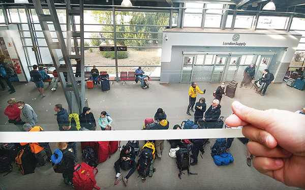 아르헨티나 셧다운으로 갈 곳을 잃은 여행자들