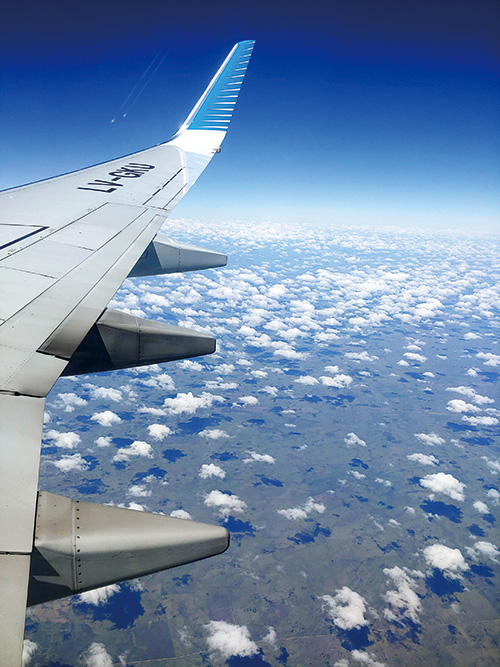 비행기 창 밖으로 보이는 양떼구름