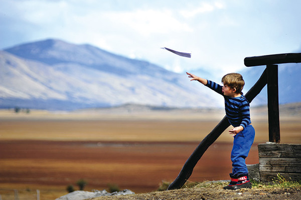 어린 가우초가 날리는 종이비행기를 타고 날라가고 싶다
