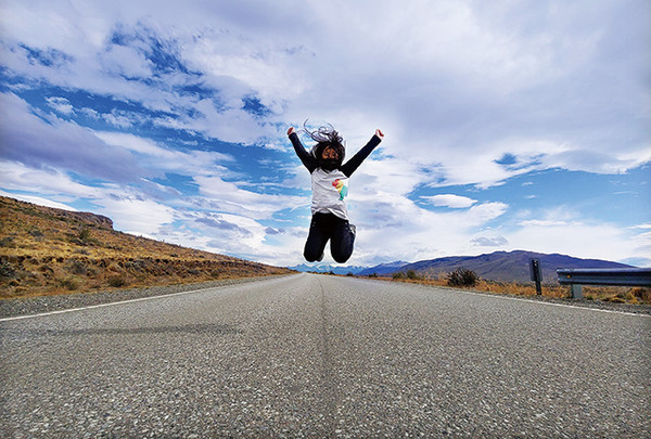 하늘로 뛰어 오르는 아이, 맘껏 날아가거라