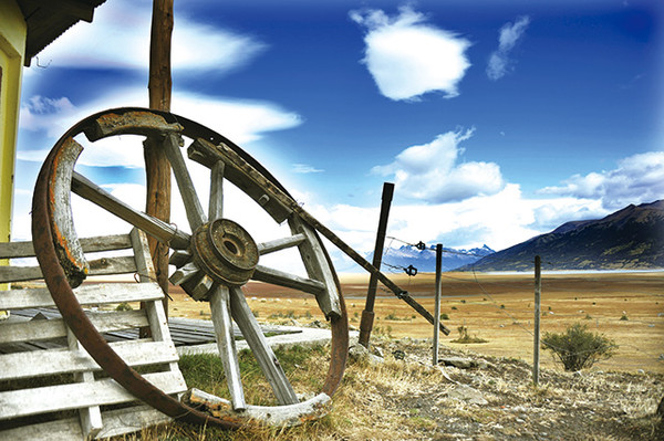 굴러가는 것을 멈춘 바퀴, 하늘을 보고 있다 