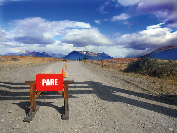 PARE! 더이상 오지 말라고 앞을 막고 있다