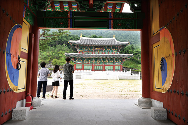 가족 단위 관광객이 동의전을 바라보고 있다