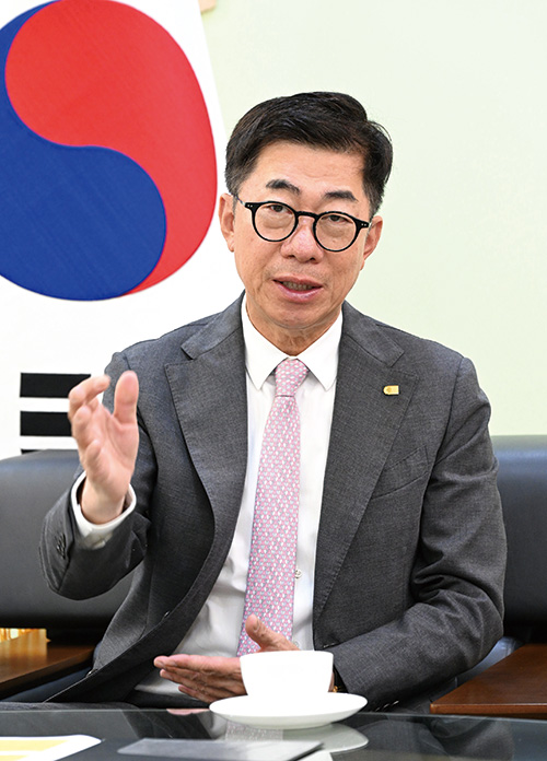 박창현 양산상의 회장이 상의 운영방향에 대해 이야기하고 있다