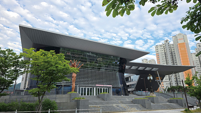 공연장, 전시관, 수영장, 도서관 등 문화와 체육공간을 함께 갖춘 김해 장유 서부복합문화센터