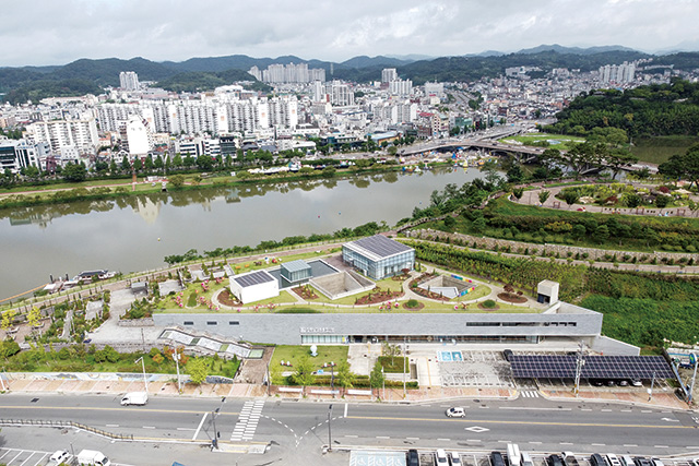 진주남강유등전시관이 남강과 어우러져 운치를 뽐내고 있다. 이곳은 유등을 상시 관람할 수 있는 복합문화공간으로 2023년 개관했다