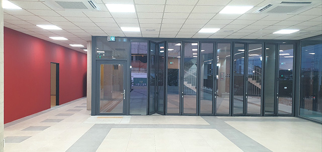 사천 동서금동행정복지센터의 테라스로 연결되는 마주침공간