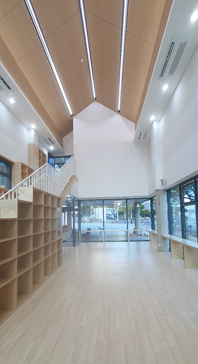 높은 천장고로 다양한 공간감을 제공하는 사천 동서금동행정복지센터 작은 도서