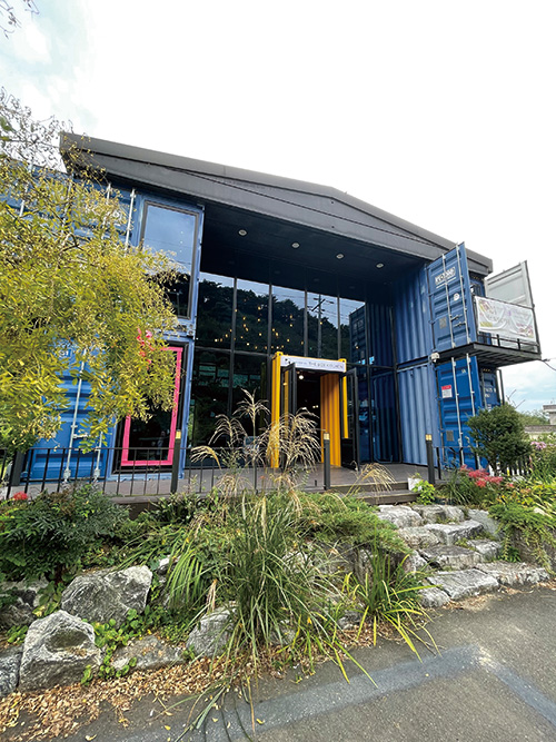 모듈러 건축으로 완성된 카페 입구