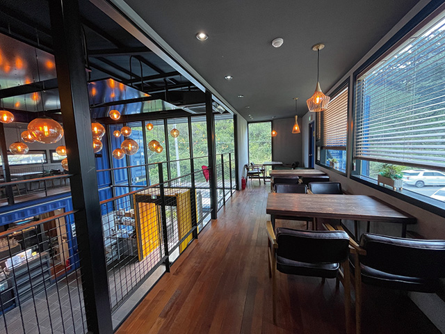 모듈러 건축으로 완성된 카페 내부