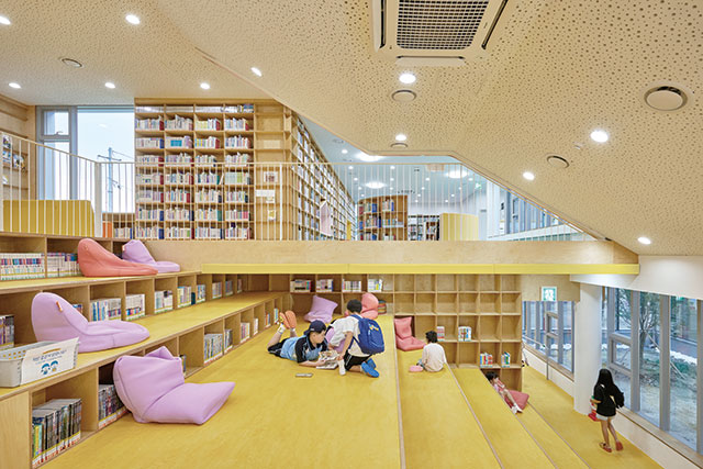 남해화전어린이도서관 2층에 있는 어린이자료공간. 아이들이 자유롭게 책을 읽으며 소통하고 있다