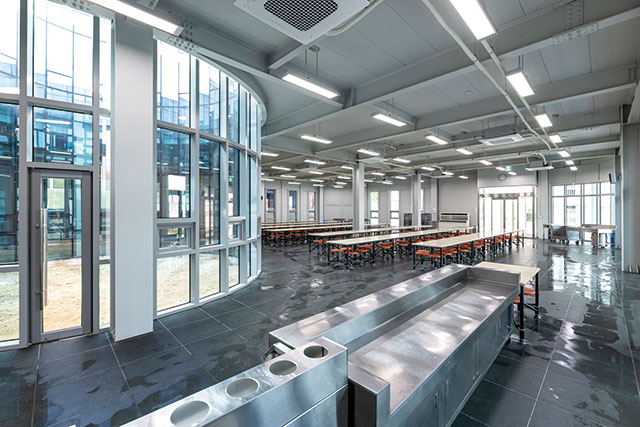 식당과 주방 사이 작은 중정을 만들어 식당 내부로 빛과 바람이 들어오도록 하였다