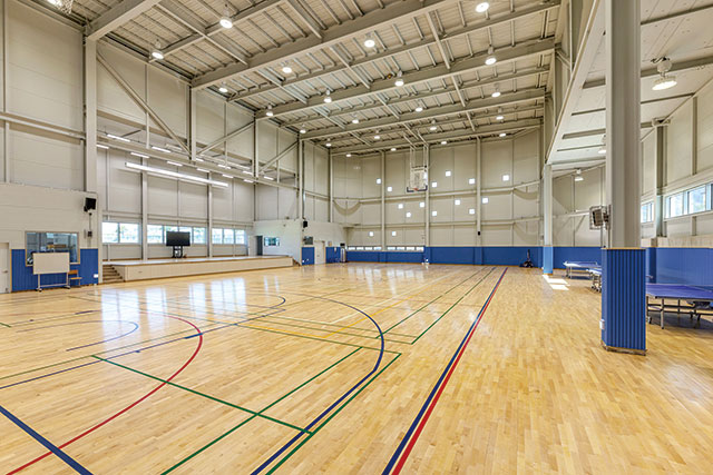 장변으로 설치된 체육관 무대