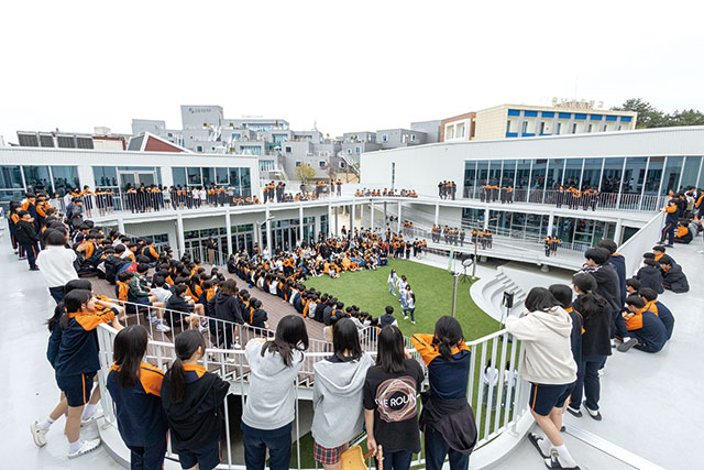 사천 용남중학교 ‘미래피움’ 중정의 사용