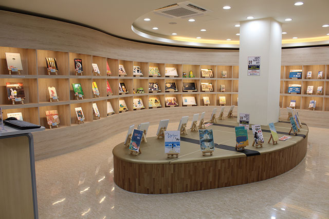 김해지혜의바다도서관 바다동1층 물결전시서가