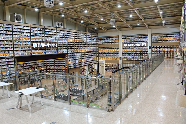 폐교된 김해 주촌초등학교를 리모델링해 만든 김해지혜의바다도서관. 사진은 벽면에 빼곡하게 채워진 바다동 3층 서가 전경