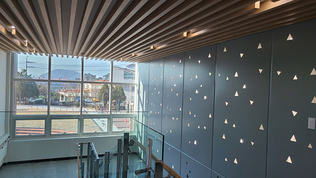 김해지혜의바다도서관 지혜동 2층 계단