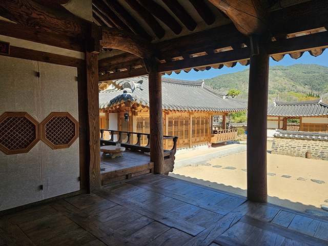 안채 누마루에서 내려다본 마당