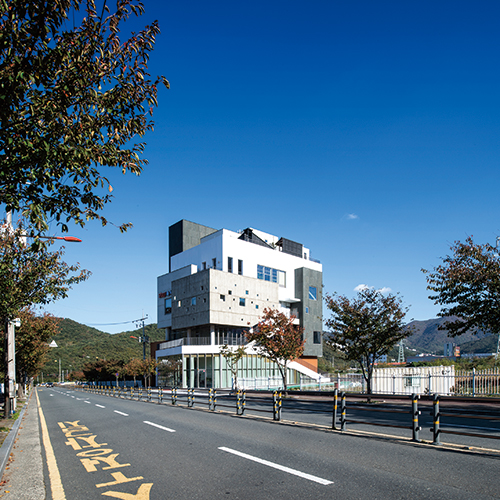 거제시 상동동에 위치한 ‘서정웨딩’. 이곳은 한 쌍의 예비부부가 설렘을 안고 방문하는 곳이다