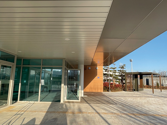 오픈카페와 외부 휴게공간