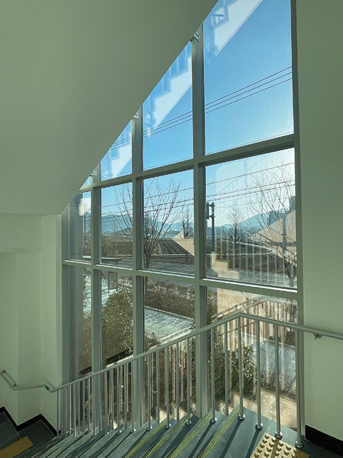 고성 반다비 체육문화센터 내부 계단에서 본 야외 풍경