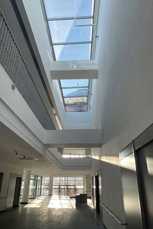 고성 반다비 체육문화센터 내부로 들어오는 자연광