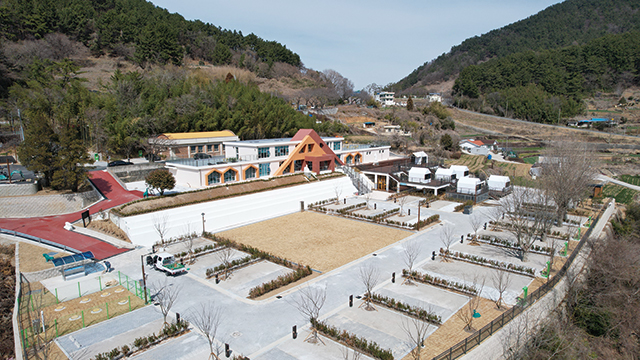남해군 설천면 덕신리에 위치한 한려해상국립공원 ‘덕신야영장’ 전경. 이곳은 폐교된 덕신분교를 활용해 조성한 친환경 야영장이다