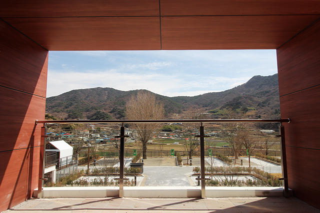 남해 ‘덕신야영장’ 관리동 주출입구 외부풍경