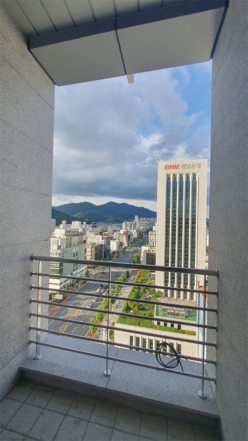 경남중앙신협 사옥 휴게 테라스