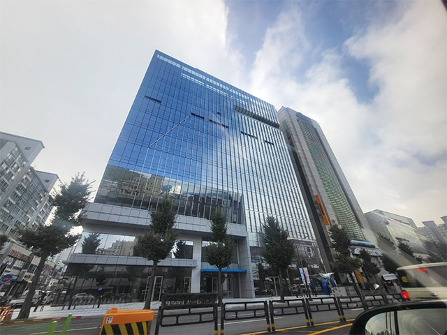 창원 마산회원구 석전동에 위치한 경남중앙신협 사옥