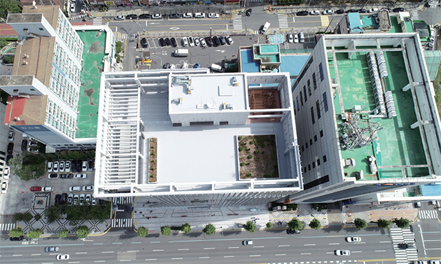 창원 석전동 경남중앙신협 사옥 스카이뷰. 옥상정원은 업무와 일상 사이의 짧은 여유를 제공하는 공간으로 활용된다.