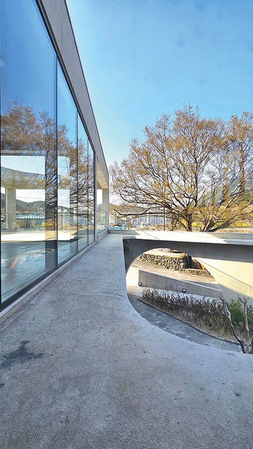 ‘우아한 Elegant’의 전면과 측면의 투명한 입면