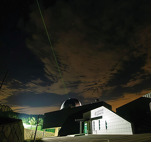 거창 인공위성 레이저 관측소의 야간 관측 풍경