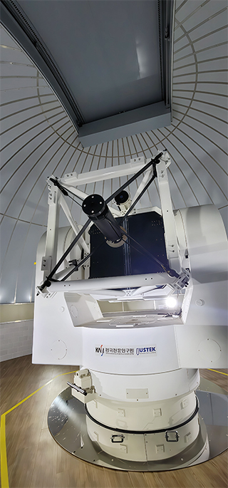 돔 내부와 관측 장비