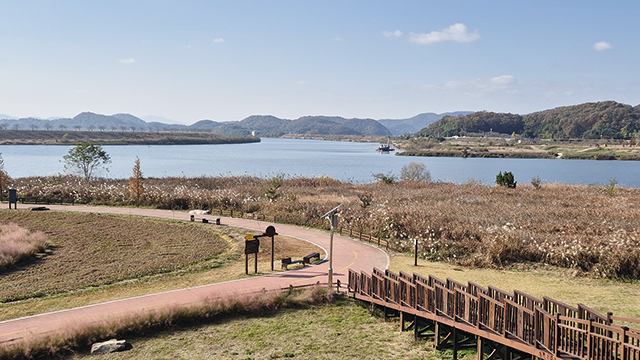 전망대에서 본 낙동강과 남강의 합류 지점