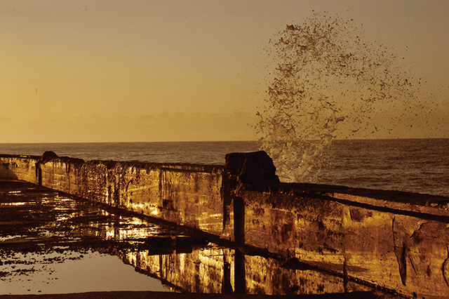 바다는 끊임없이 부딪혀 온다