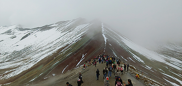 만년설 아래, 흐름의 기억이 새겨져 있다