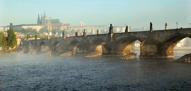 다리는 길이자 흐름을 가르며 건너는 존재이다