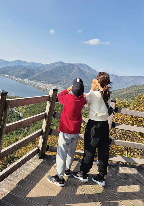 산행 중이던 엄마와 아들이 영화 속 장면을 재연하고 있다