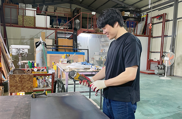 작업실에서 철판 작업을 준비하고 있는 최수환 조각가