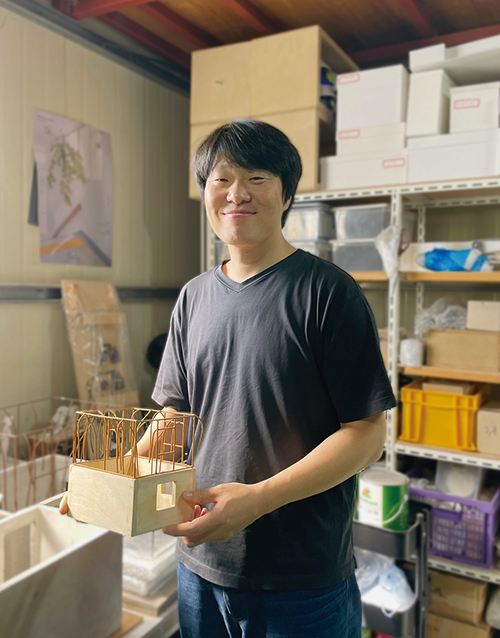 최수환 작가가 밀양에 위치한 그의 작업실에서 작품 설명을 하고 있다