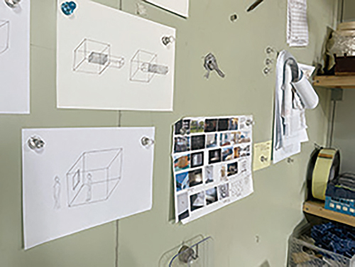 작업실 공간 한편 그가 해온 작품들이 모여 있다. 그는 지나온 작업물을 보고 또 다른 영감을 얻는다