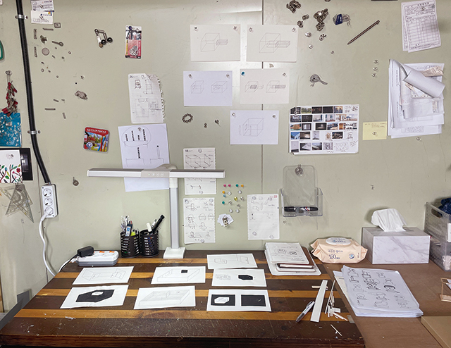 최수환 작가의 영감이 피어나는 작업 공간. 벽이 철판으로 마감돼 있어 자석으로 드로잉, 치수 메모 등을 붙였다 뗄 수 있다